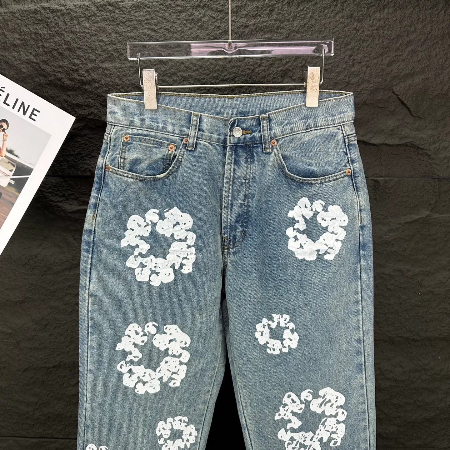P230 Denim Tears 2025 new limited edition gem-inlaid kapok couples' washed jeans 🔥High version🔥High version🔥Top ceiling quality Styles with different washed textures are very friendly to people with thin legs and thick legs. The straight version is very flattering to the leg shape. Moderate length that never goes out of style, easy to match with casually, basic styling for various styles, a must-have in the wardrobe! The fabric is stiff but also makes the upper body soft without losing texture. The washing process is even more perfect. It is a must-have item for everyone! ! ! Washed wheat, hang tag, pants label, complete with three labels Color: black, blue, gray Size: 28, 30, 32, 34, 36 (five sizes)